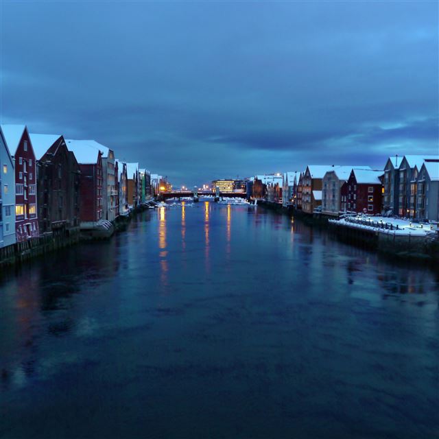 2048x2048 Trondheim polar nacht - river iPad Air Wallpaper