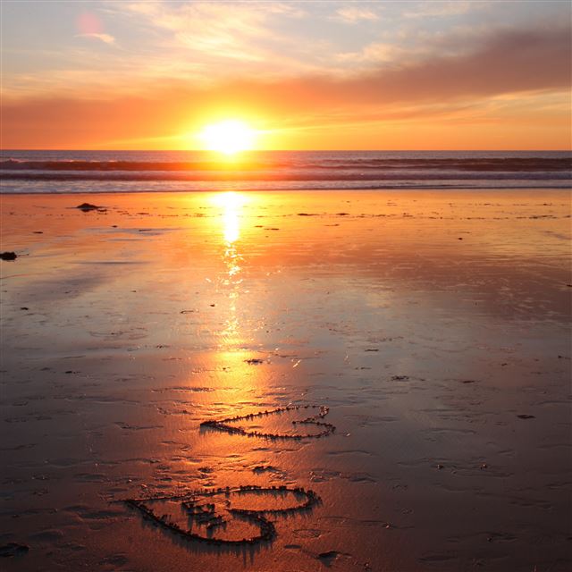 2048x2048 Love on the beach -  iPad Air Wallpaper