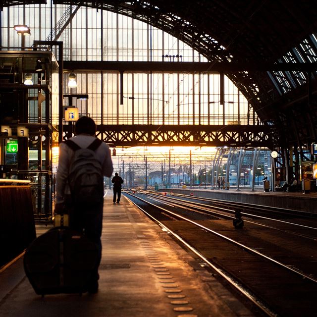 2048x2048 Platform 5 Amsterdam Central - sunshine iPad Air Wallpaper