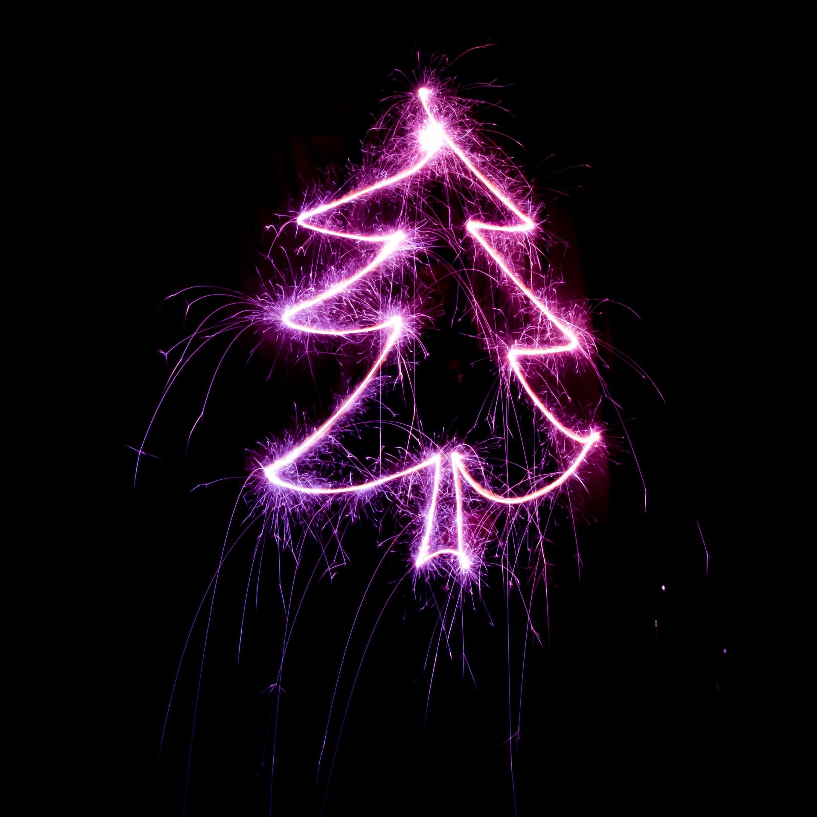 Cây Giáng Sinh sáng neon sẽ thổi bùng chút sáng tạo và hiện đại vào không gian lễ hội của bạn. Với những bóng đèn neon sáng lung linh và màu sắc rực rỡ, cây Giáng Sinh này sẽ khiến các bạn trẻ phát cuồng và chắc chắn là điểm nhấn lung linh cho không gian lễ hội của bạn.