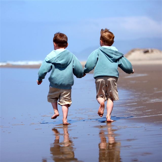 2732x2732 Children beach sand reflection - cyan iPad Pro Wallpaper