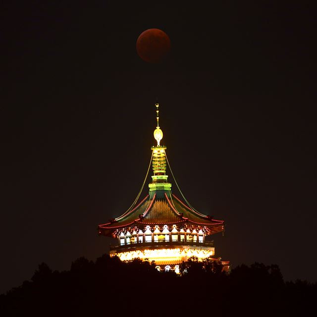 2732x2732 Red moon - building iPad Pro Wallpaper