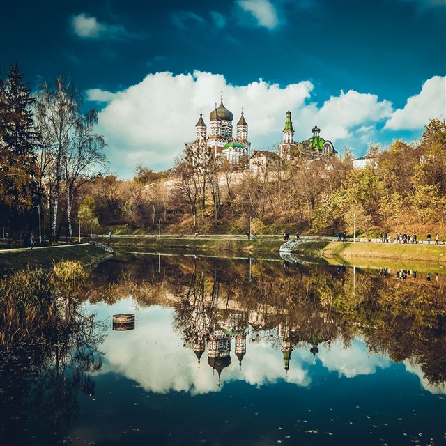 2732x2732 Cathedral reflection pond - sky iPad Pro Wallpaper