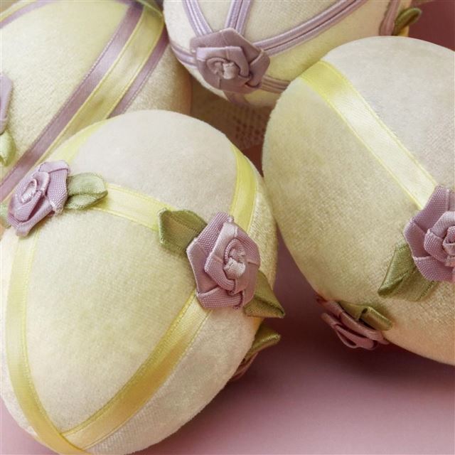 2732x2732 Easter holiday eggs decorated flowers close up -  iPad Pro Wallpaper