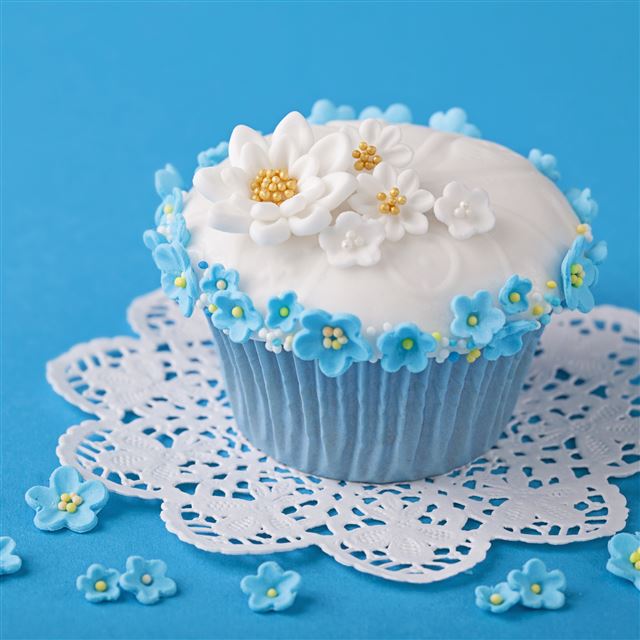 2732x2732 Cupcake decoration flowers cream -  iPad Pro Wallpaper