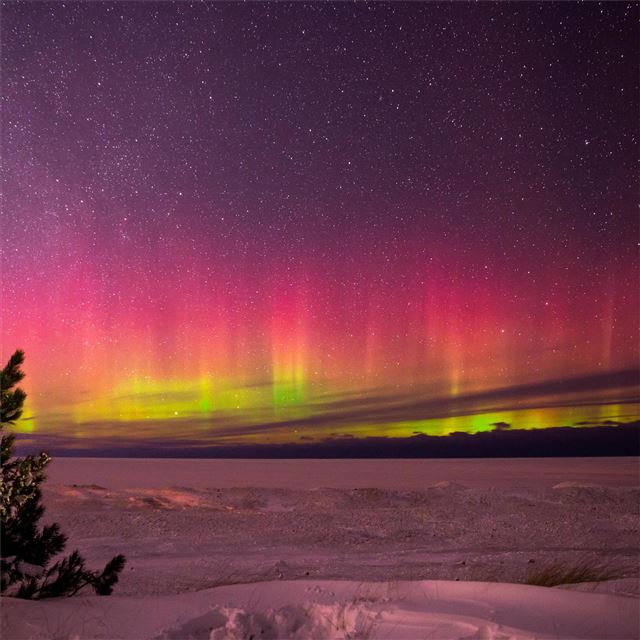 2732x2732 aurora borealis in marquette michigan - 5k iPad Pro Wallpaper