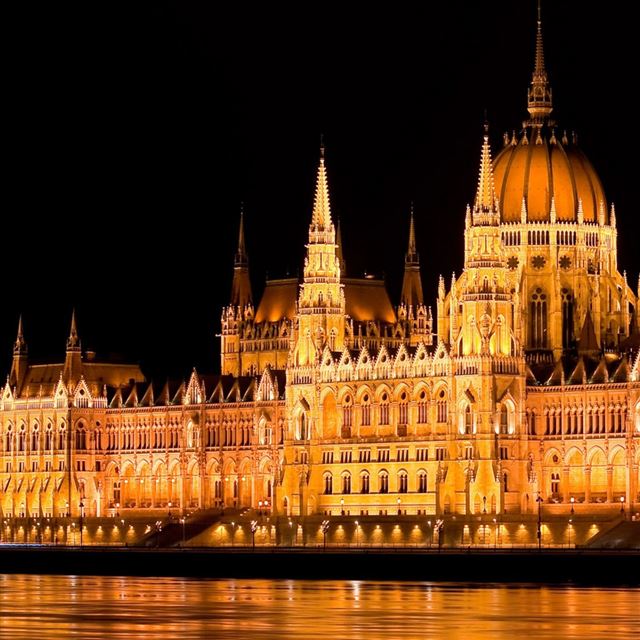 1024x1024 Hungarian Parliament Building - yellow iPad Wallpaper
