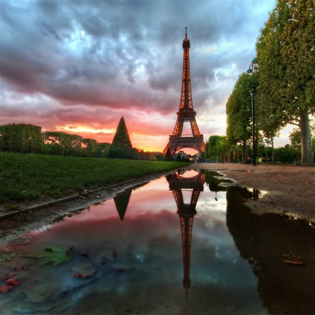1024x1024 Eiffel Tower Reflection - reflection iPad Wallpaper