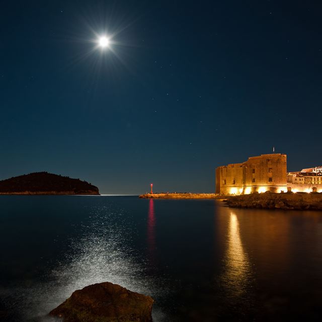 1024x1024 Night at sea - building iPad Wallpaper