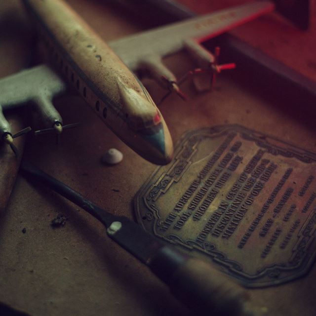 1024x1024 Old aircraft model - old iPad Wallpaper