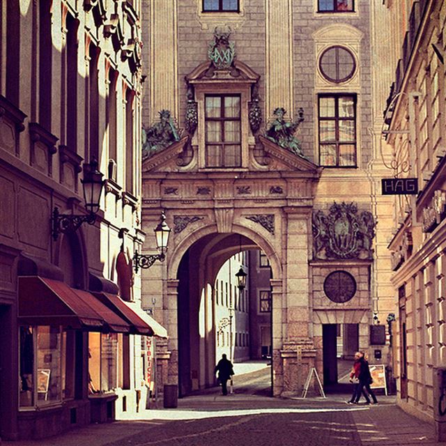 1024x1024 Beautiful city - house iPad Wallpaper