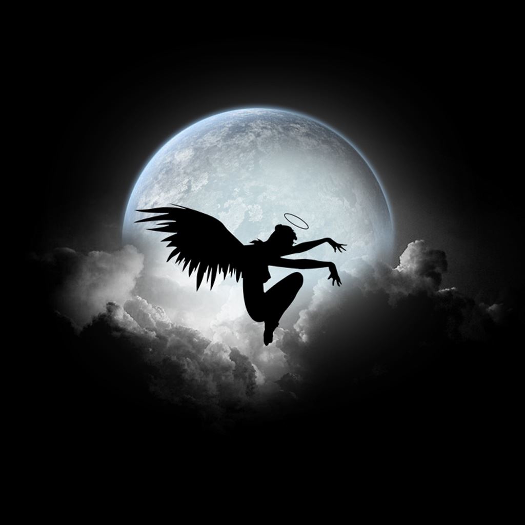 Ангел с черными крыльями на фоне Луны