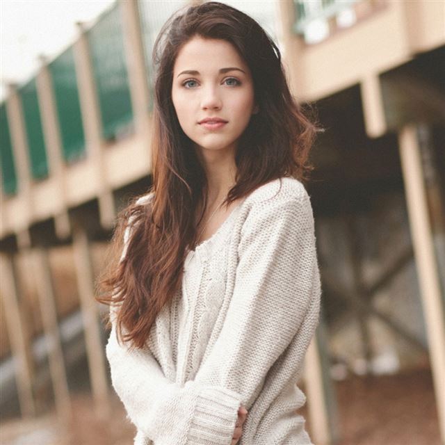 1024x1024 Brunettes girl - girl iPad Wallpaper