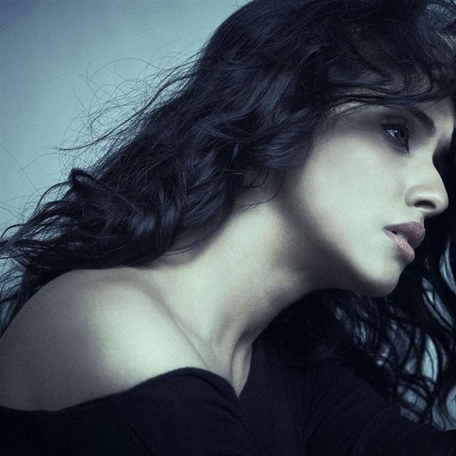 1024x1024 Brunettes girl - girl iPad Wallpaper