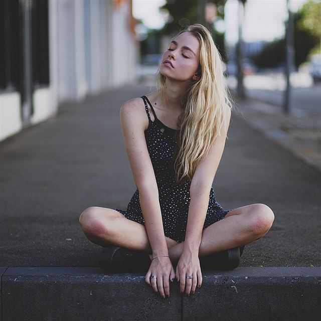 1024x1024 Blondes women - bokeh iPad Wallpaper