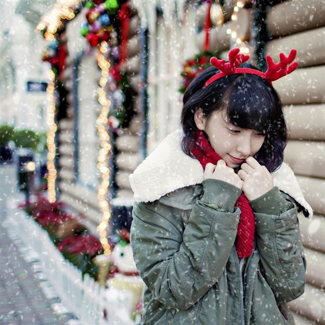 1024x1024 Beautiful winter holidays - girl iPad Wallpaper