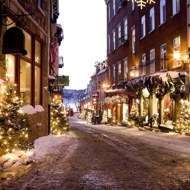1024x1024 Christmas town - road iPad Wallpaper