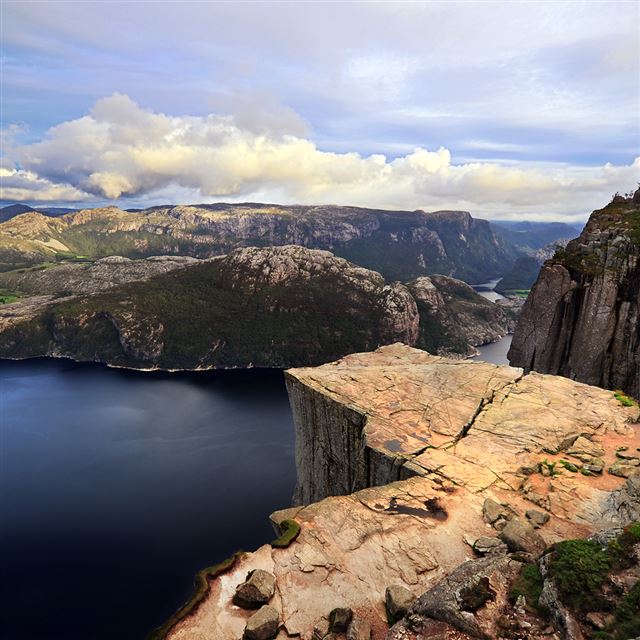 1024x1024 Rocky Cliff - mountains iPad Wallpaper