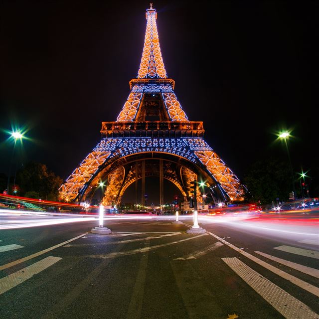 1024x1024 Eiffel tower light show - road iPad Wallpaper