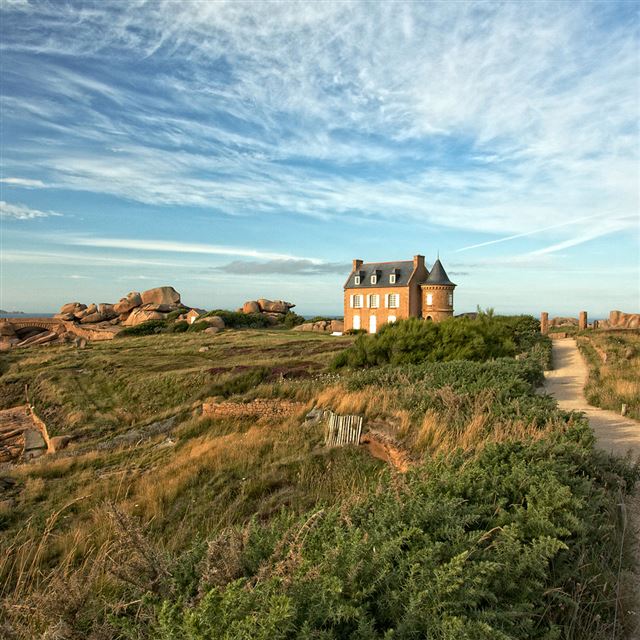 1024x1024 House on Hill - scenery iPad Wallpaper