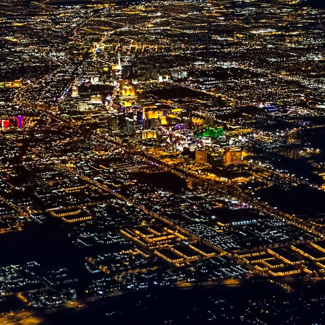 1024x1024 Vegas Flyby - tower iPad Wallpaper