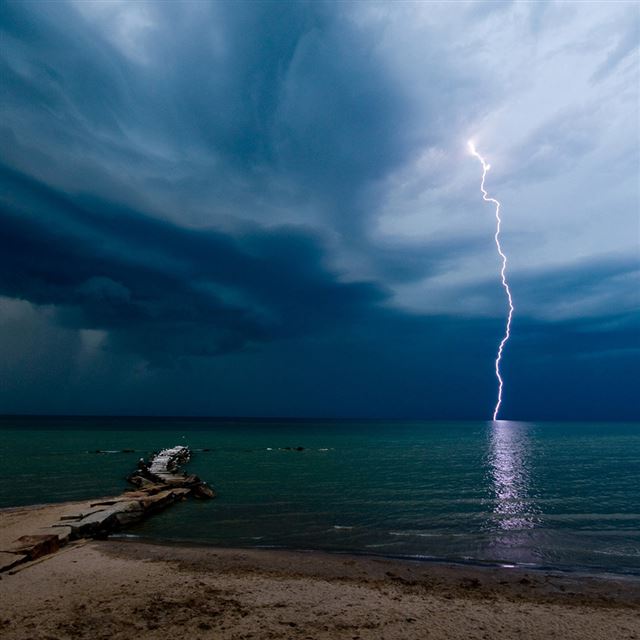 1024x1024 Storm lightning - lightning iPad Wallpaper