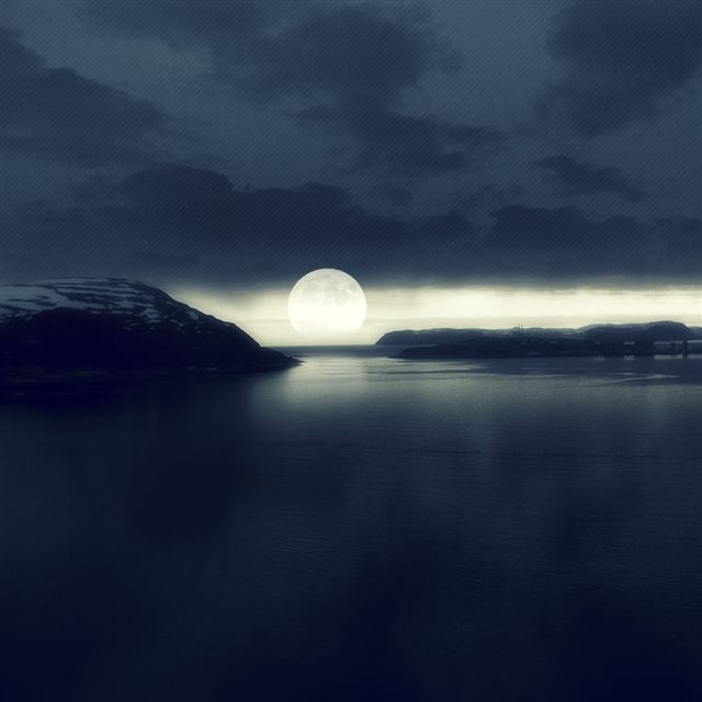 1024x1024 Big Moon - water iPad Wallpaper