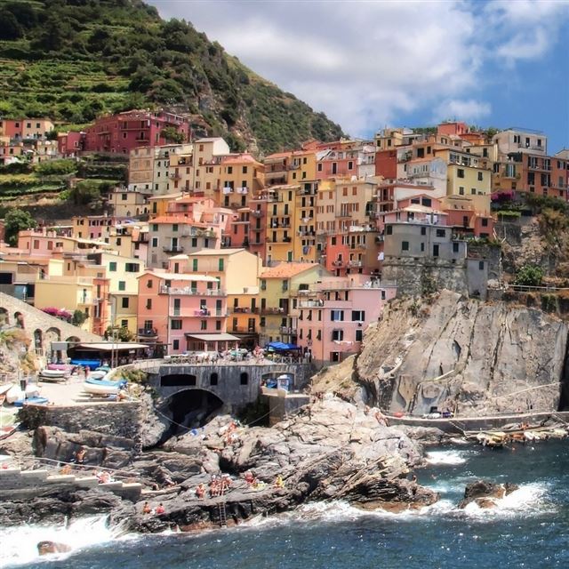 1024x1024 Cinque Terre Manarola - house iPad Wallpaper