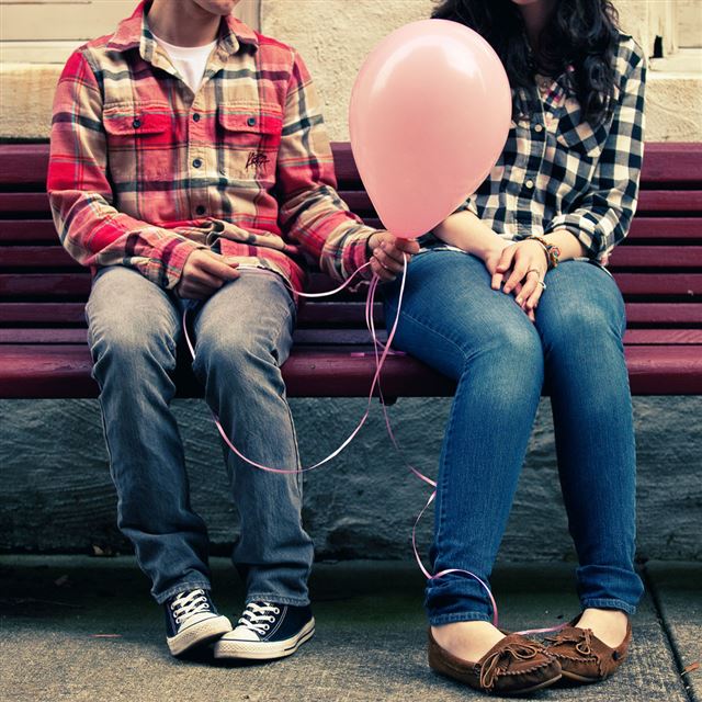 1024x1024 Balloon of Love -  iPad Wallpaper