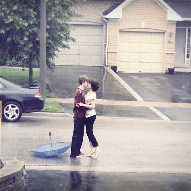 1024x1024 Rainy Day Kissing Lover -  iPad Wallpaper