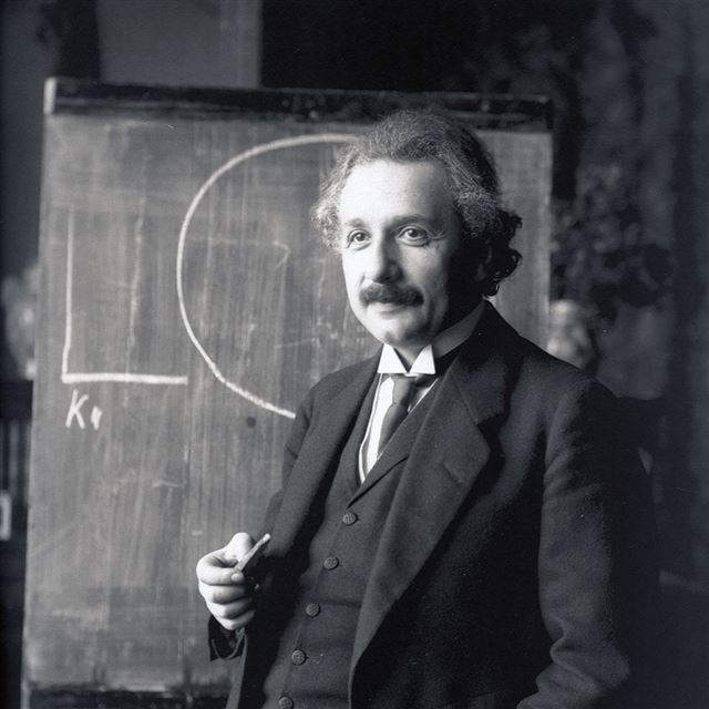 1024x1024 Albert Einstein Portraits - albert einstein iPad Wallpaper