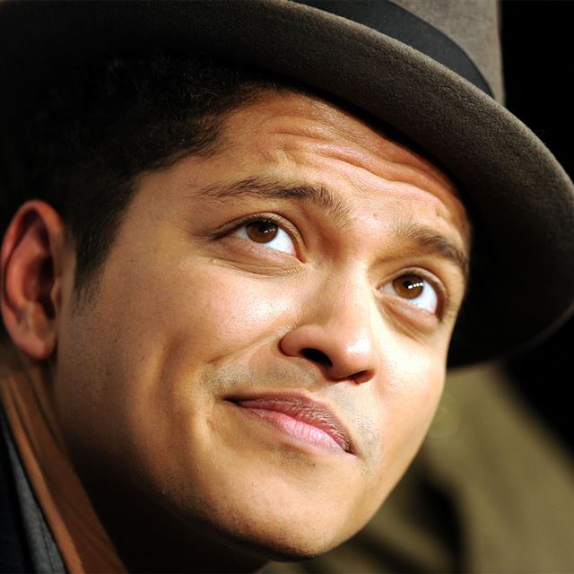1024x1024 Bruno Mars - artist iPad Wallpaper