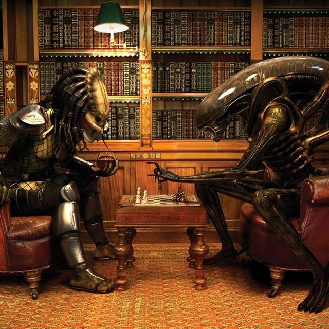 1024x1024 Alien and Predator Playing Chess - game iPad Wallpaper