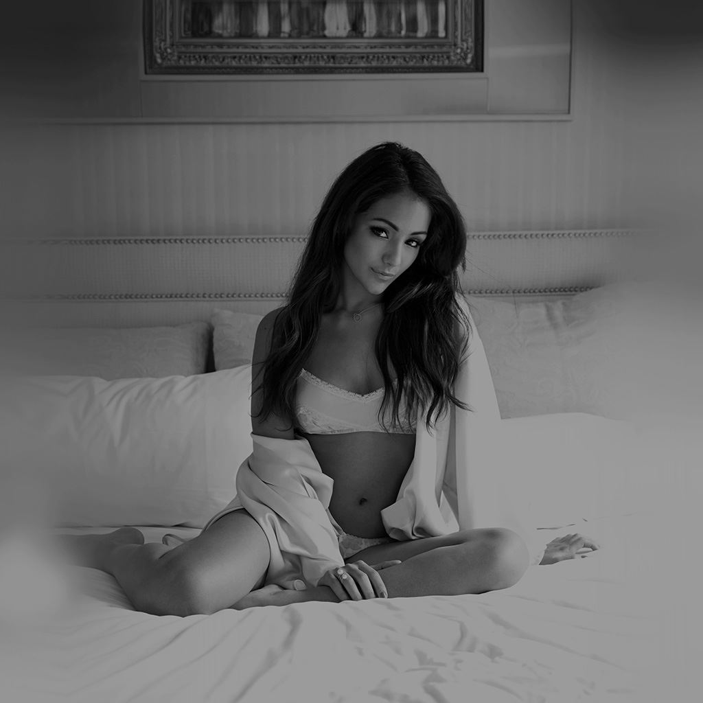 Sexy Melanie Iglesias Bedtime Model Dark iPad Wallpapers.