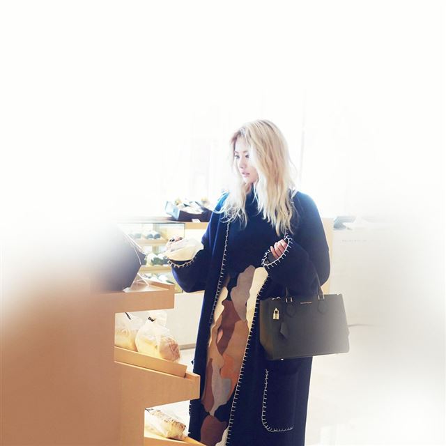 1024x1024 Nana After School Kpop Model Cute Shopping - relax iPad Wallpaper