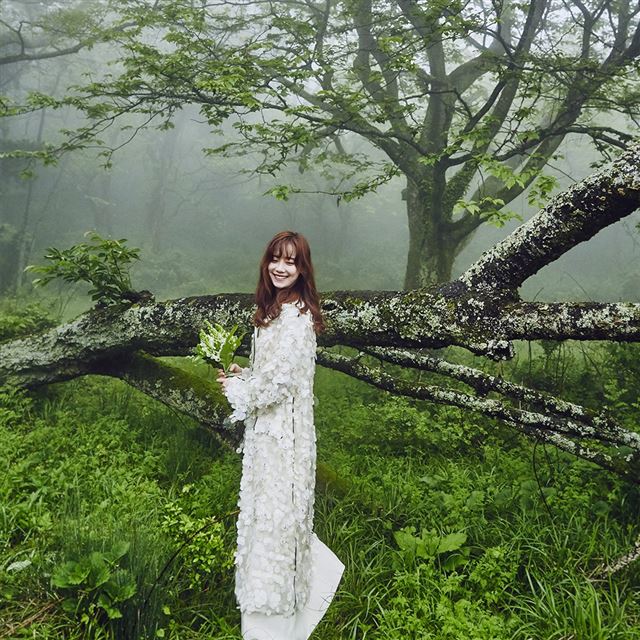1024x1024 She Is Happy Kpop Wedding Photo - happy iPad Wallpaper