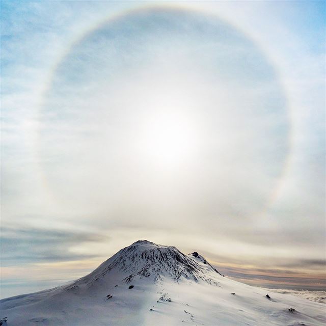 1024x1024 Mountain Wonderful Snow Winter Halo Sky White - sunlight iPad Wallpaper