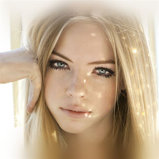 1024x1024 Girl Face Blonde Beauty - shiny iPad Wallpaper