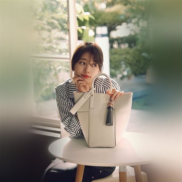 1024x1024 Suji Kpop Girl Flower Spring Happy - happy iPad Wallpaper