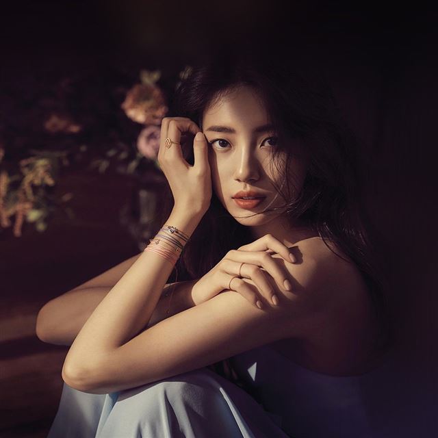 1024x1024 Suji Kpop Girl - black iPad Wallpaper