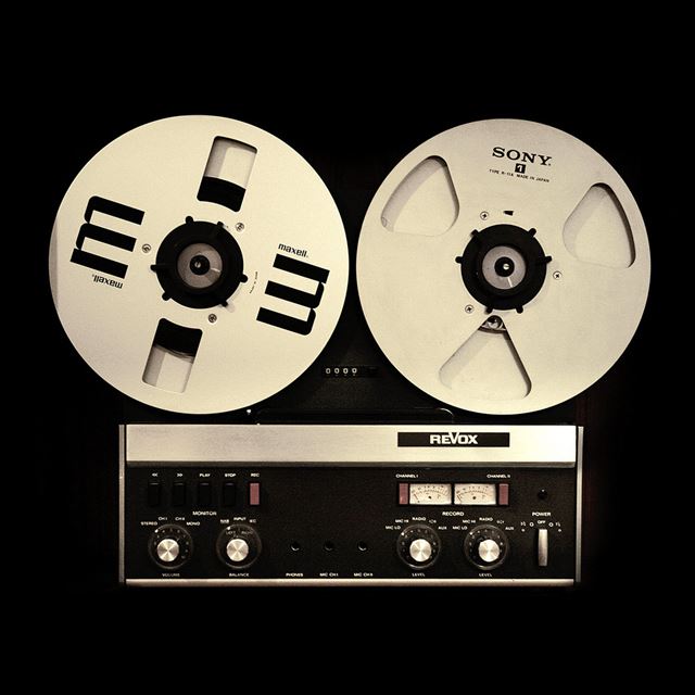 1024x1024 Old style player - black iPad Wallpaper