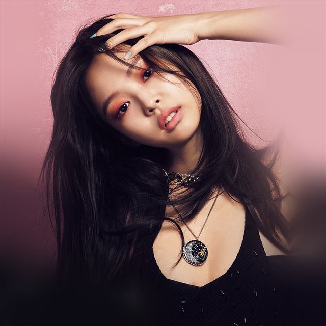 1024x1024 Girl singer - black iPad Wallpaper