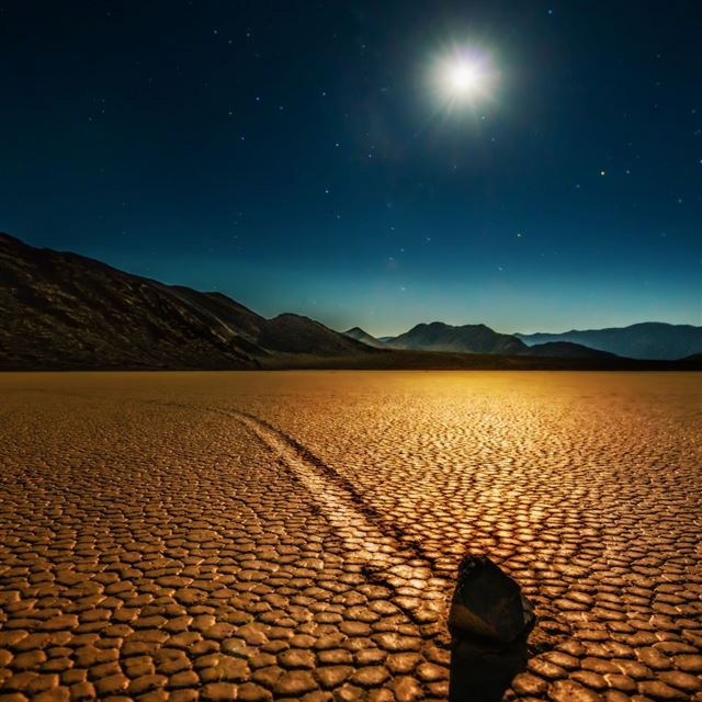 1024x1024 Rock In The Desert - desert iPad Wallpaper
