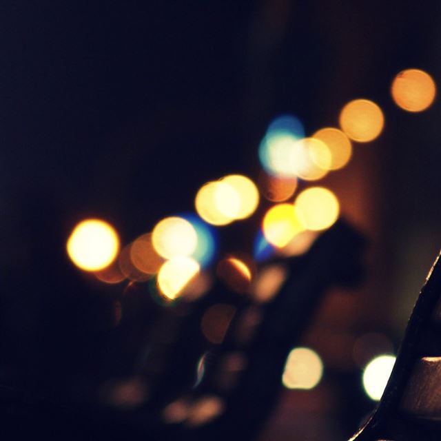 1024x1024 Bokeh Park - chair iPad Wallpaper
