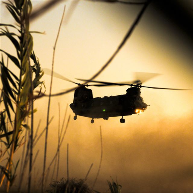 1024x1024 Boeing Ch47 Chinook - grass iPad Wallpaper