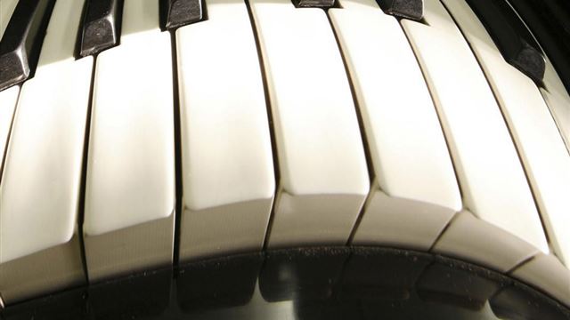1024x1024 Piano Keyboard Artistic - piano iPad Wallpaper