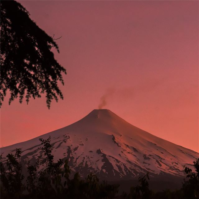 1024x1024 villarica volcano pucon chile coverd in snow 5k - mountains iPad Wallpaper