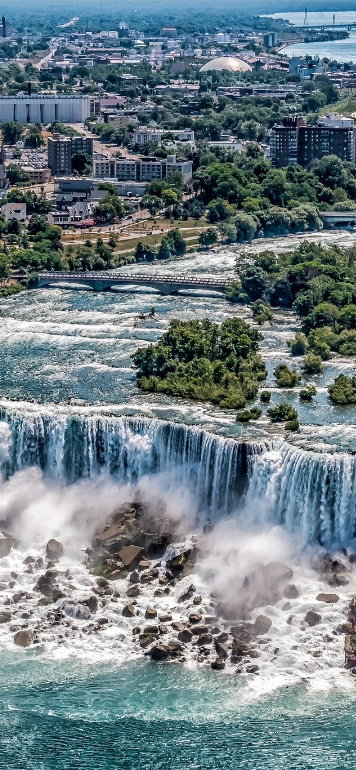 Cảnh Niagara Falls chắc chắn sẽ khiến bạn trầm trồ với vẻ đẹp thiên nhiên tuyệt diệu. Nhiều du khách đã từng lên đó đã phải ngỡ ngàng trước những dòng nước duyên dáng xen lẫn những cơn sương mù quyến rũ. Hãy xem hình ảnh để trải nghiệm và cảm nhận sức mạnh của cảnh quan đầy ấn tượng này. 