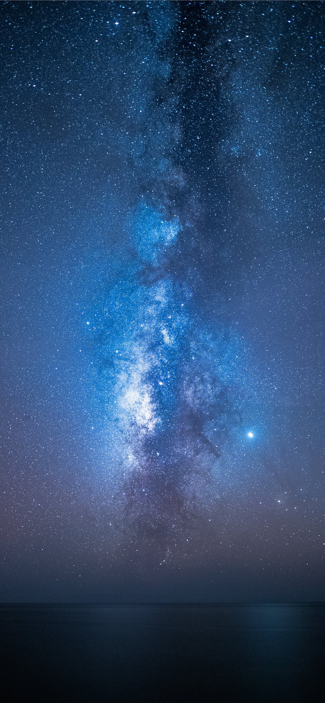 Bức ảnh nền với tầm nhìn toàn cảnh về dãy sao trong dải Ngân Hà sẽ làm bạn say đắm vào vẻ đẹp bình yên và cảm nhận rõ hơn sự nhỏ bé của mình trước vũ trụ vô tận.