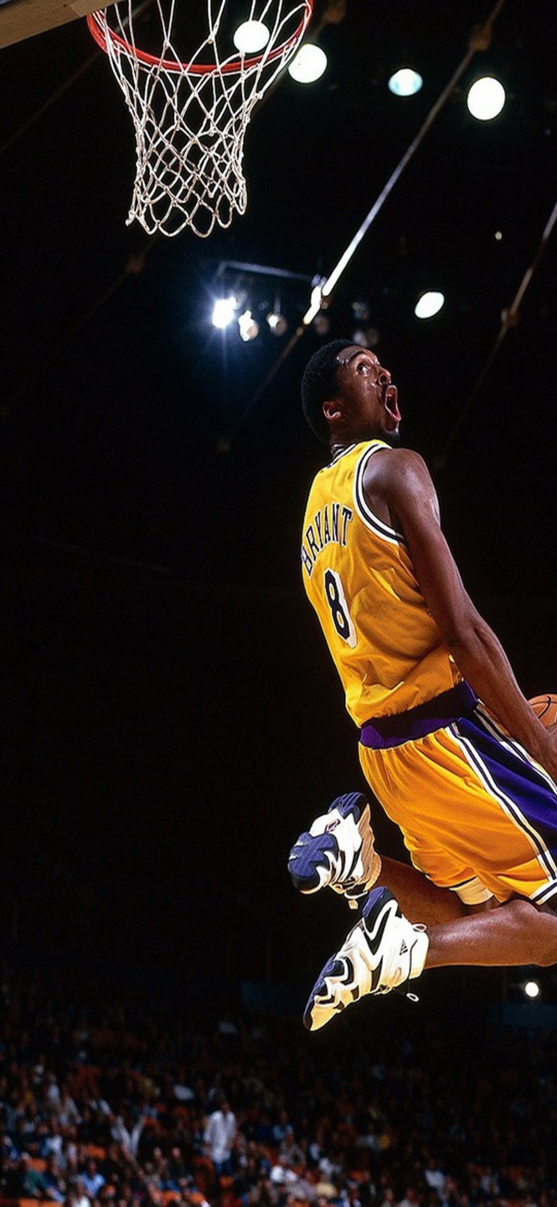Tải ngay hình nền Kobe Bryant, đầy sức sống và khoẻ khoắn cho điện thoại iPhone 